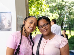 Dos mujeres posan para una foto sonriendo.
