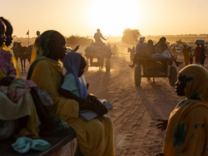 Refugiados sudaneses llegan a la ciudad fronteriza de Adre, Chad, en octubre de 2024.