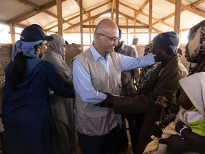 El Alto Comisionado de las Naciones Unidas para los Refugiados, Barham Salih, se encuentra con un grupo de refugiados sudaneses en la localidad fronteriza de Adre, en Chad, en enero de 2026.