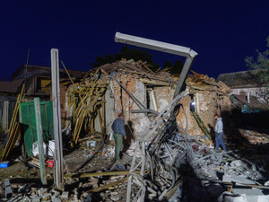 Varias personas evalúan los daños en edificios residenciales de Járkov tras los ataques aéreos del 2 de octubre de 2026.