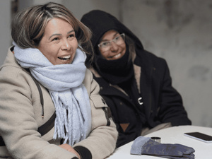 Dos mujeres con ropa de abrigo sonrientes