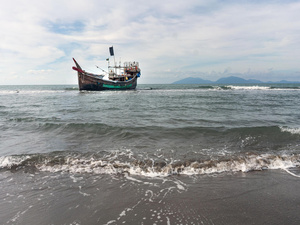 Un barco en medio del océano en Indonesia