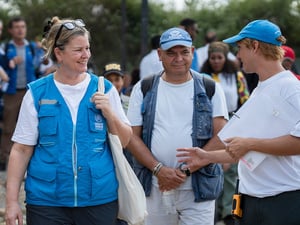 La Alta Comisionada Adjunta de ACNUR, Kelly T. Clements, durante su visita a la Estación Temporal de Recepción Migratoria de San Vicente, en el Darién.