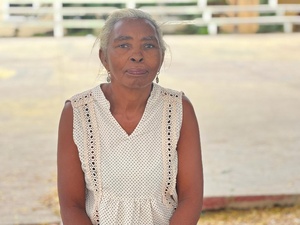 Una mujer de pelo blanco posa para la foto.