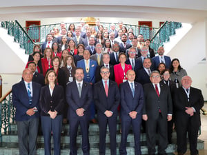 Foto grupal de las autoridades y participantes del evento.