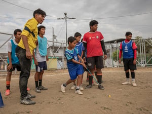 Niños refugiados y locales juegan al golf por primera vez durante una actividad organizada por ACNUR y LIV Golf en Guayaquil, Ecuador. 