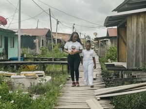 Una mujer y un niño caminando en una calle de Tumaco.