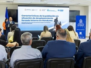 Presentación del estudio en una sala con varios asistentes.