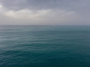 Una vista del mar con nubes oscuras en el horizonte