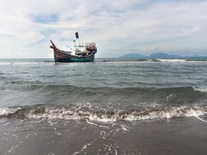 Un barco en medio del océano en Indonesia